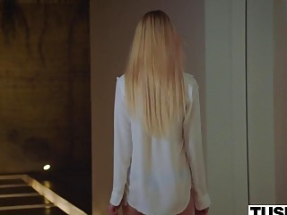 Adorable slim babe sucks cock and enjoys hardcore anal fuck